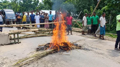 কুড়িগ্রামের ভূরুঙ্গামারীতে আবারও চাহিদামতো সার না পেয়ে সড়ক অবরোধ করেছেন কৃষকেরা
