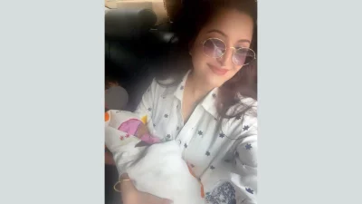 শিশু কোলে পরীমণি