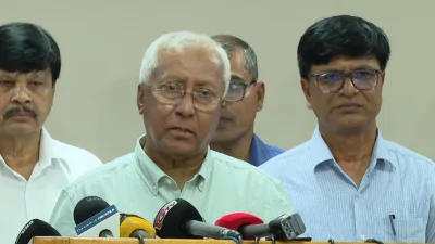 কথা বলছেন ইসি সচিব আখতার আহমেদ