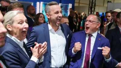 এএফডির শীর্ষ প্রার্থী উলরিখ সিগমুন্ড, দলের সহ-নেতা অ্যালিস ওয়েডেল ও টিনো ক্রুপাল্লার সঙ্গে জয়ের প্রতিক্রিয়া ব্যক্ত করছেন। ছবি : রয়টার্স