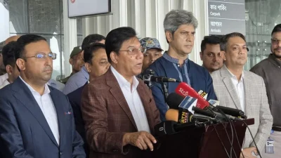 সাংবাদিকদের ব্রিফিং করছেন বেসামরিক বিমান পরিবহনমন্ত্রী এম রশিদুজ্জামান মিল্লাত