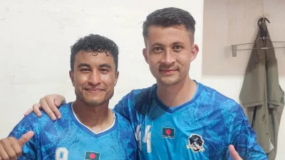 ফর্টিস ক্লাবে সতীর্থ ফুটবলারের সঙ্গে এরিক (বামে)।