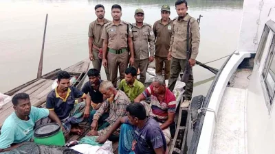 স্মার্ট পেট্রোল টিমের বনরক্ষীদের হাতে আটককৃতরা