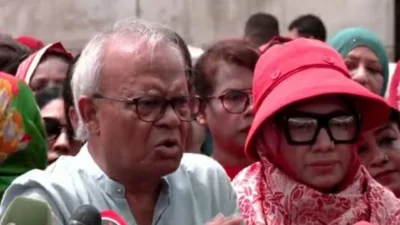 জাতীয়তাবাদী মহিলা দলের ৪৮তম প্রতিষ্ঠাবার্ষিকী উপলক্ষে সাবেক রাষ্ট্রপতি জিয়াউর রহমান ও সাবেক প্রধানমন্ত্রী বেগম খালেদা জিয়ার সমাধিস্থলে শ্রদ্ধা নিবেদন শেষে সাংবাদিকদের ব্রিফিংয়ে রুহুল কবি রিজভী