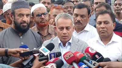 সাংবাদিকদের সঙ্গে কথা বলছেন নৌ-মন্ত্রী শেখ রবিউল আলম