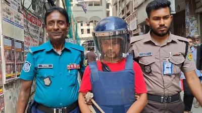 আদালতে নেওয়া হচ্ছে গাইবান্ধার পলাশবাড়ীতে রাম বিগ্রহ নির্মাণের উদ্যোক্তা হরিদাস চন্দ্র তরণী দাসকে