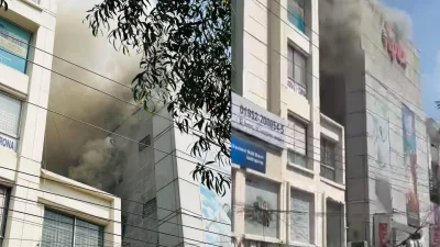 রাজধানীর ধানমন্ডির ২৭ নম্বর সড়কে অবস্থিত অ্যাপেক্স ভবনের তিনতলায় অগ্নিকাণ্ডের ঘটনা ঘটেছে (সংগৃহীত ছবি)