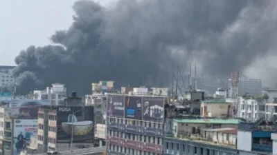 রাজধানীর তেজগাঁওয়ে এক‌টি পুরাতন ভব‌নে অ‌গ্নিকাণ্ডের ঘটনা ঘ‌টে‌ছে