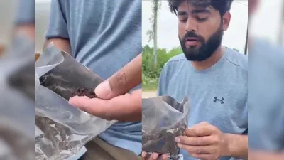 প্যাকেট খুলতেই হতবাক আকাশ- ভেতরে ডিভাইসের বদলে পাওয়া গেল গোবর। ছবি: এনডিটিভি