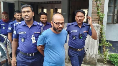 গ্রাহকদের শত কোটি টাকা আত্মসাৎ ও জেল থেকে পালানো বিশ্বাস ফাউন্ডেশনের চেয়ারম্যান আনিসুর রহমান আনিসকে গ্রেফতার করেছে কুষ্টিয়ার কুমারখালী থানা পুলিশ
