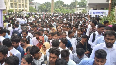 যশোরে চাকরি মেলায় চাকরিপ্রার্থীদের ঢল