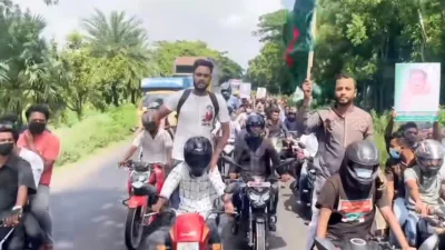 নাটোরে মহাসড়কে মোটরসাইকেল নিয়ে শোভাযাত্রা করেছেন নিষিদ্ধঘোষিত ছাত্রলীগের নেতাকর্মীরা