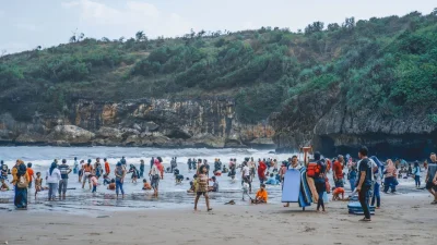 দীর্ঘ সরকারি ছুটিতে বাংলাদেশের জনপ্রিয় পর্যটনকেন্দ্রগুলোতে মানুষের ঢল নামা এখন পরিচিত দৃশ্য (ছবি: সংগৃহীত)