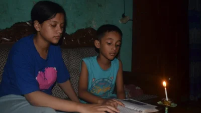 চট্টগ্রাম নগরের পাঁচলাইশ থানা এলাকার এক বাসিন্দার ছেলেমেয়ে লোডশেডিংয়ের মধ্যে মোমবাতি জ্বালিয়ে পড়োশানা করছে