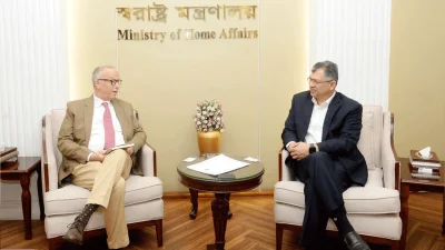 স্বরাষ্ট্রমন্ত্রী সালাহউদ্দিন আহমদের সঙ্গে আইআরআই-এর রেসিডেন্ট প্রোগ্রাম ডিরেক্টর জন ফ্লুহার্টির সাক্ষাৎ (ছবি: সংগৃহীত)