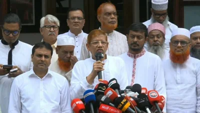সাংবাদিকদের সঙ্গে কথা বলছেন জামায়াতে ইসলামীর সহকারী সেক্রেটারি জেনারেল ও ১১ দলীয় ঐক্যজোটের সমন্বয়ক ড. এএইচএম হামিদুর রহমান আযাদ