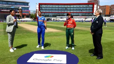 টসের সময় দুই দলের অধিনায়ক।