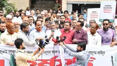 মতিঝিলে ইসলামী ব্যাংক টাওয়ারের সামনে সংবাদ সম্মেলন করেন ইসলামী ব্যাংক গ্রাহক ফোরাম