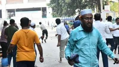 দুপক্ষের সংঘর্ষ (ছবি: সংগৃহীত)