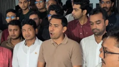 ক্যাম্পাসে বিশ্ববিদ্যালয় শাখা ছাত্রদলের নেতাকর্মীরা