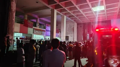 ময়মনসিংহ মেডিক্যাল কলেজ (মমেক) হাসপাতালের নতুন আটতলা ভবনে আগুনের ঘটনায় কয়েকজনের মৃত্যুর খবর সামাজিক মাধ্যমে ছড়িয়ে পড়লেও, তা নিশ্চিত করে কিছু জানাননি হাসপাতাল কর্তৃপক্ষ