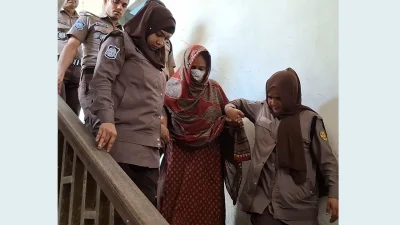 বাংলাদেশ ব্যাংকের সাবেক ডেপুটি গভর্নর সিতাংশু কুমার (এস কে) সুরের স্ত্রী সুপর্ণা সুর চৌধুরীকে আদালতে নেওয়ার সময়