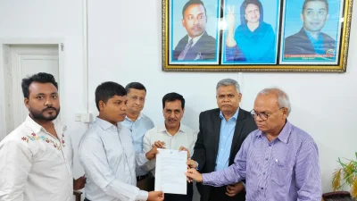 দৃষ্টিহীন শিক্ষার্থীর হাতে চাকরির নিয়োগপত্র তুলে দেওয়া হচ্ছে