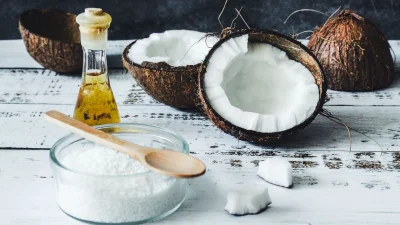 নারকেল তেল ত্বকের আর্দ্রতা ধরে রাখতে সাহায্য করে