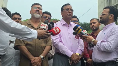 সাংবাদিকদের ব্রিফ করছেন ঢাকা দক্ষিণ সিটি করপরেশনের প্রশাসক আব্দুস সালাম