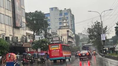 রাজধানীতে বৃষ্টি ভেজা রাস্তা