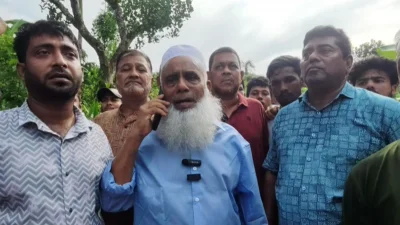 ফোনে কথা বলছেন মনিরুল হক