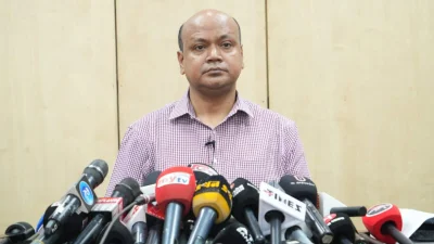 সাংবাদিকদের সঙ্গে কথা বলেন গোয়েন্দা পুলিশের (ডিবি) ওয়ারী বিভাগের উপকমিশনার মোল্লা শাহীন