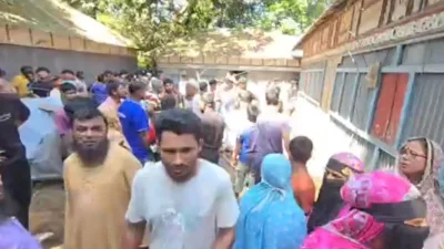 হ/ত্যার পর ওই বাড়িতে উৎসুক জনতার ভিড়