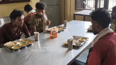 সরকারি হোস্টেলে আমিষ পদের পাশাপাশি গরুর মাংস অন্তর্ভুক্ত করার দাবি জানিয়েছেন শিক্ষার্থীরা। ছবি: সংগৃহীত