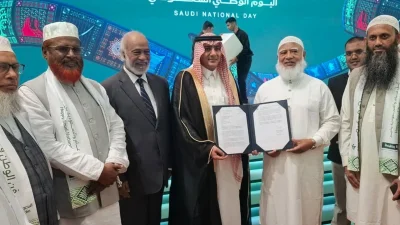 সৌদি আরবের রাষ্ট্রদূতের কাছে দেশটির বাদশার কাছে লেখা চিঠি হস্তান্তর করছেন জামায়াতের আমির ডা. শফিকুর রহমান