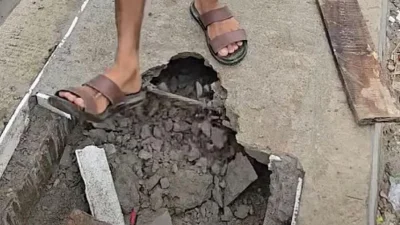 সামাজিক যোগাযোগমাধ্যমে ছড়িয়ে পড়া ভিডিওতে দেখা যায় এক ব্যক্তি পা দিয়ে আঘাত করতেই ভেঙে পড়ে স্ল্যাব