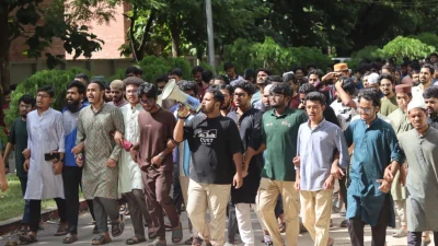 জুমার পর চুয়েটে শিক্ষার্থীদের মিছিল