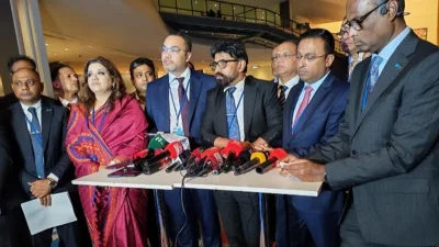জাতিসংঘের সদর দফতরের মিডিয়া চত্বরে প্রেস ব্রিফিং করছেন প্রধানমন্ত্রী কার্যালয়ের মুখপাত্র মাহদী আমিন