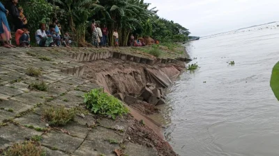 ব্রহ্মপুত্রের তীর রক্ষা বাঁধে ধস