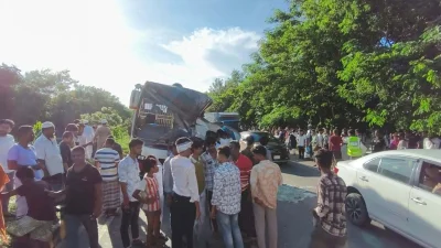 এক্সপ্রেসওয়েতে দুর্ঘটনাকবলিত বাস