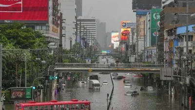 থাইল্যান্ডের ব্যাংককে ভারী বৃষ্টির পর রাস্তাঘাট প্লাবিত হয়েছে। ছবি: এপি
