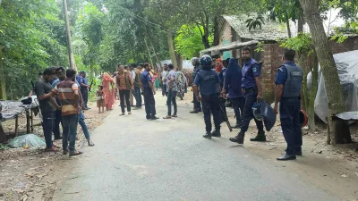 সংঘর্ষের পর ওই এলাকায় অতিরিক্ত পুলিশ মোতায়েন করা হয়েছে