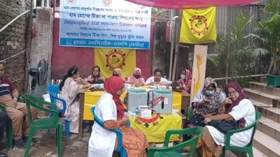 সড়কের পাশে ত্রিপল টানিয়ে  শিশুদের টিকা দেওয়া হচ্ছে