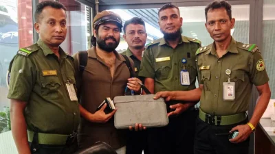 প্রকৃত মালিকের কাছে ব্যাগ হস্তান্তর করেছেন আনসার সদস্যরা