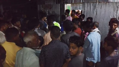 নিহতের বাড়িতে স্বজনদের ভিড়
