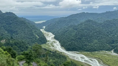 পাহাড়ঘেরা নদীর পাড়ে বসে সময় কাটানো দারুণ এক অবকাশযাপন (ছবি: পিক্সেল)