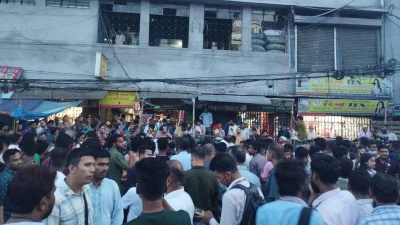 জাসদ কার্যালয়ের সামনে বিএনপি ও অঙ্গসংগঠনের নেতাকর্মীরা