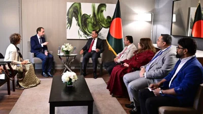 প্রধানমন্ত্রী তারেক রহমান ইন্টারন্যাশনাল পিস ইনস্টিটিউটের (আইপিআই) প্রেসিডেন্ট ও সিইও জায়েদ রা’য়াদ আল হুসেইনের সঙ্গে এক মধ্যাহ্নভোজ বৈঠক করেন। ছবি: পিএমও