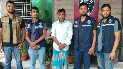 গ্রেফতারকৃত প্রতারক চক্রের এক সদস্য
