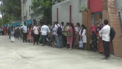 যশোরের ডিসি অফিসের সামনে জড়ো হন নিয়োগপত্র না পাওয়া ব্যক্তিরা